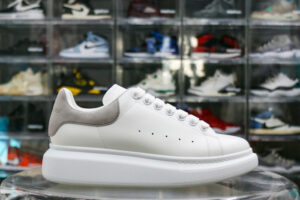 alexande* mcquee* oversized sneaker white grey suede